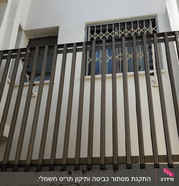 מעקה אלומיניום חום במרפסת בניין